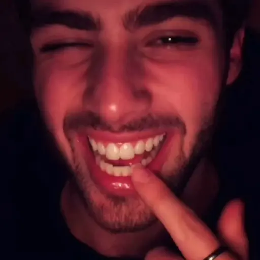 Mordiéndose el dedo 🫦😃 mov