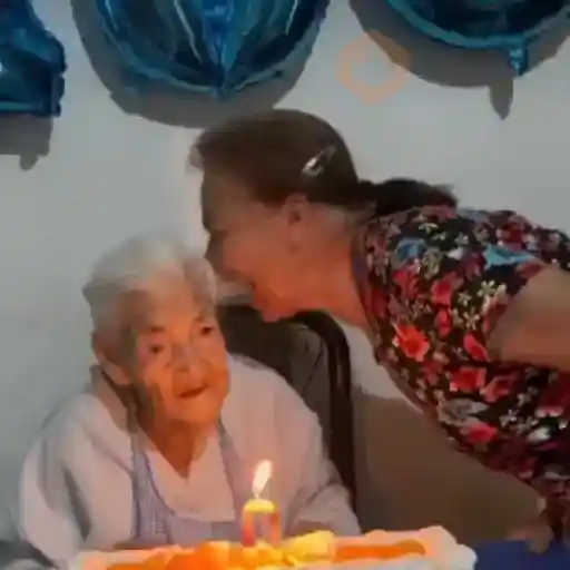 Apaga la vela 🗣️👵🏻🕯️ sticker 11