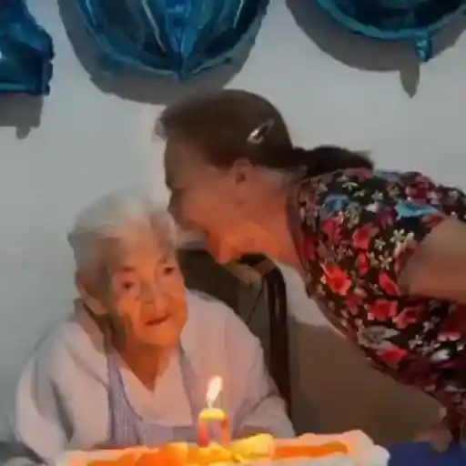 Apaga la vela 🗣️👵🏻🕯️ sticker 13