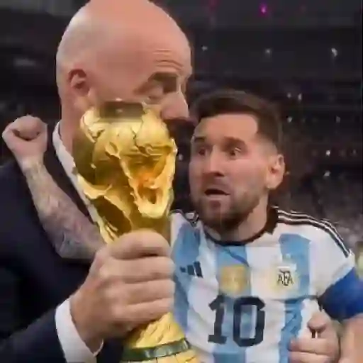 Memes e reações do Messi 😂 sticker 17