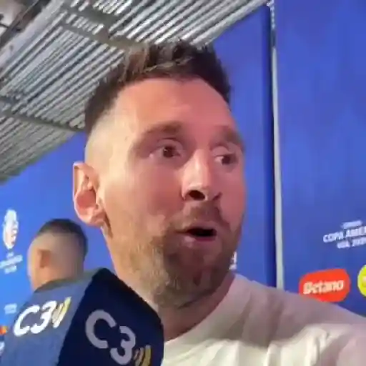 Memes e reações do Messi 😂 sticker 13