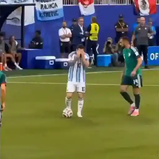 Memes e reações do Messi 😂 sticker 18