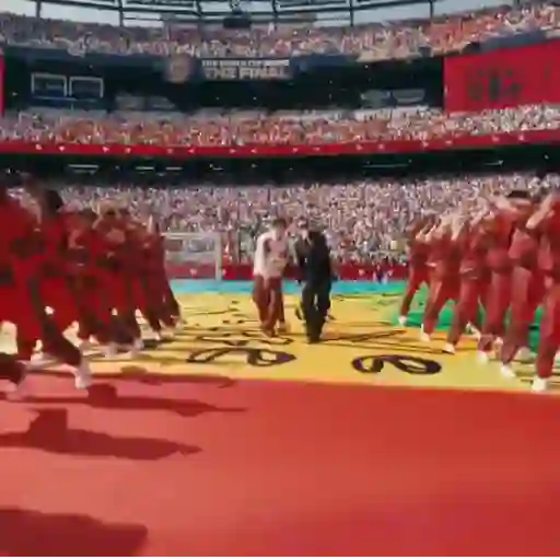 Shakira y BTS mundial clausura sticker 22
