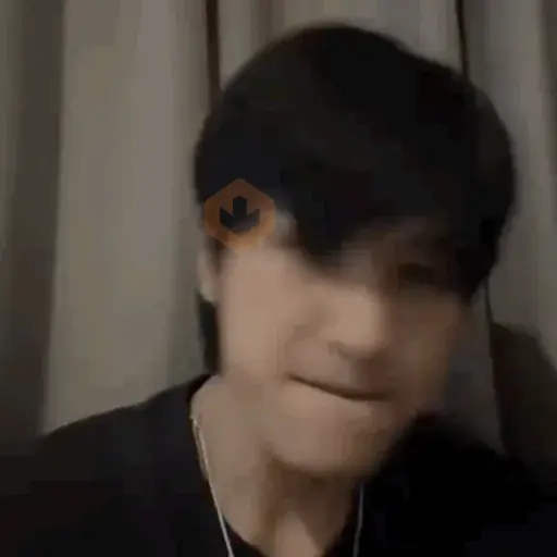 Joven con cabello negro cubriéndole parcialmente el rostro, imagen borrosa o con filtro, expresión de sonrisa contenida o mueca