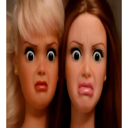 Dos muñecas tipo Barbie con expresiones de ojos muy abiertos y bocas fruncidas, una rubia y una pelirroja