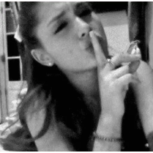 Ariana Grande Latin News
