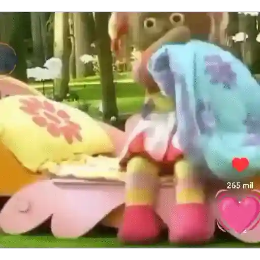 Ratón chistoso comiendo meme