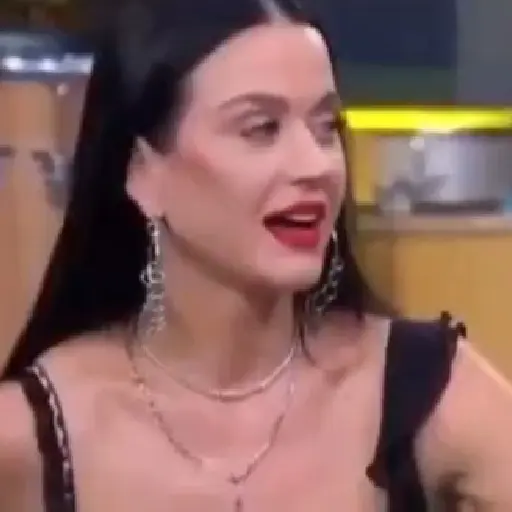 Nicole Louise e Katy Perry preview