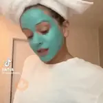Rosalía mascando chiclete
