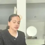 Rosalía mascando chiclete