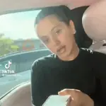 Rosalía mascando chiclete