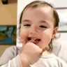 Stickers 🎀👧🏻Niña mordiendose el dedo👧🏻🎀